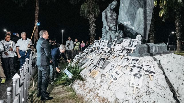 Rogelio Frigerio participó de la tradicional vigilia en homenaje a los 632 caídos en la Guerra de Malvinas en la Plaza de las Colectividades