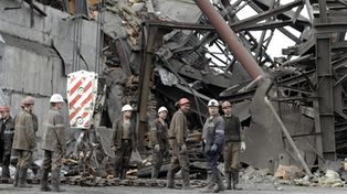 Al menos 30 muertos y 60 atrapados por accidente en una mina en Rusia