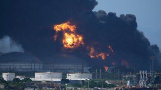 Cuba no consigue controlar un gigantesco incendio de tanques petroleros
