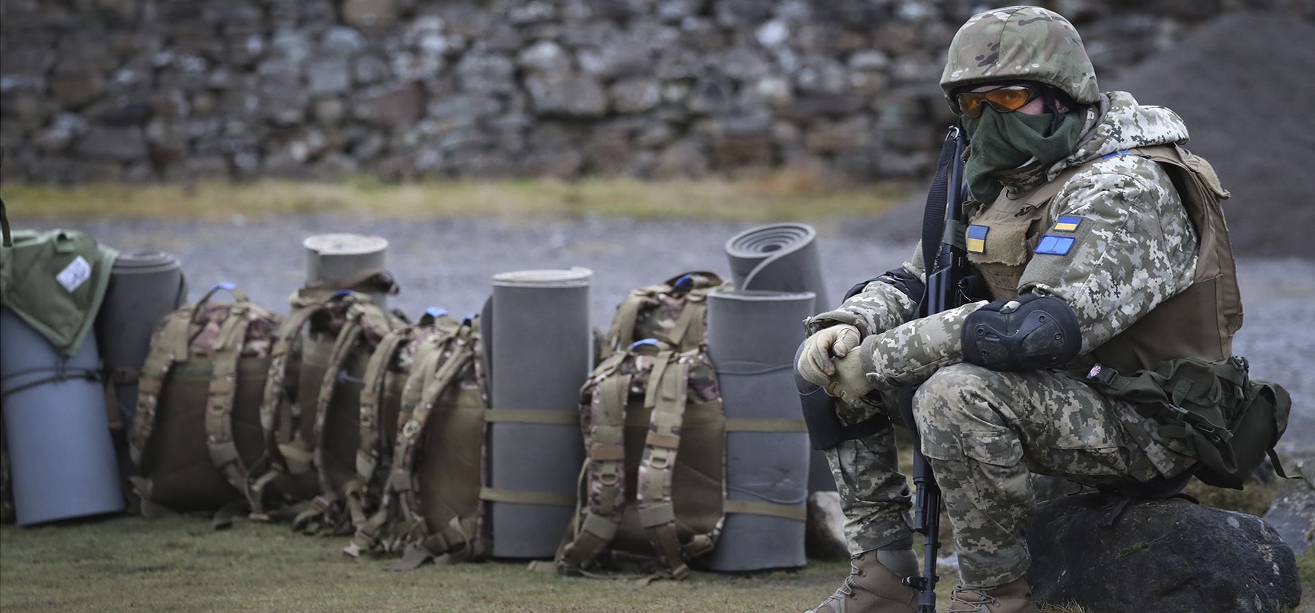 Un soldado ucraniano se sienta mientras participa en un ejercicio militar en un campo de entrenamiento militar en el norte de Inglaterra, el jueves 16 de febrero de 2023, antes del aniversario de la invasión de Ucrania. (Foto AP/Scott Heppell)
