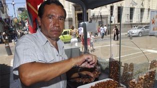 Los laburantes que desafían el intenso calor en la ciudad