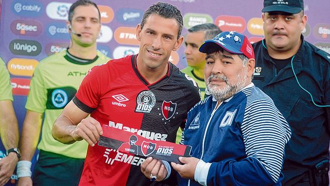 Emblemas leprosos. Maxi Rodr&iacute;guez le entrega el brazalete de capit&aacute;n a Diego con los colores de Newell&rsquo;s en el Coloso.