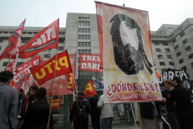 Espera. Una manifestación en apoyo a los detenidos se congregó ayer en la sede judicial de Retiro.
