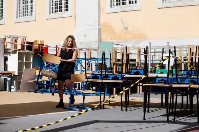 Escritorios y sillas son alineados en la escuela Di Donato en Roma
