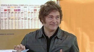 Milei votó en la UTN entre militantes y sin declaraciones a la prensa.