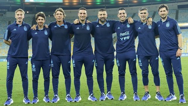 Foto para la historia. Lionel Scaloni junto a todos sus colaboradores en el césped del Maracaná.