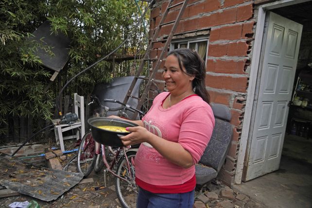 María Genes perdió todo hace un año en un incendio. Hoy es la cocinera que abastece a un comedor de la zona noroeste. 