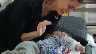 La licenciada Genolet practicando kinesiolog&iacute;a respiratoria a un beb&eacute;.&nbsp;