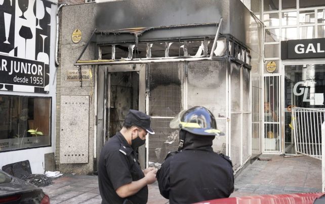La sede de Rosario Central de Mitre al 800 tras el incendio de anoche.