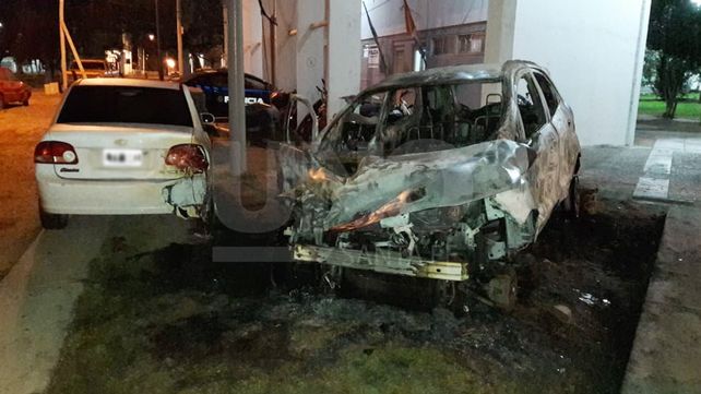 Sin límites: los quemacoches atacaron un auto estacionado frente a una comisaría