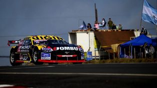 Una gran imagen del Mustang de Facundo Ardusso, en el hermoso autódromo de Posadas, donde se corre la 8ª del año del Turismo Carretera.