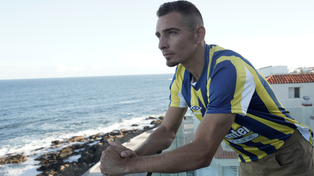 La vista de Marco Ruben puesta en el horizonte, que podría ser de color auriazul. Es el deseo del hincha de Central.