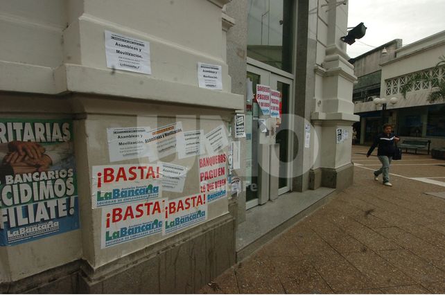 Sin bancos. Uno de los sectores que adhiere a la medida y que junto con el transporte serán los más notorios.
