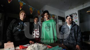 Manos mágicas que hacen burletes y también forjan un mañana mejor