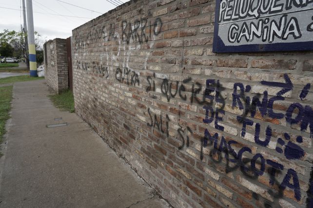 Bienvenidos al barrio de Alan Funes, una pintada que invadió las calles de Tablada y Las Heras