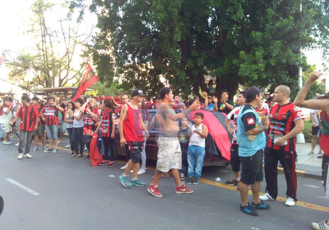 Aliento al Rojinegro. En el hotel ubicado en la Plaza 1º de Mayo asistieron los hinchas de Patronato con un banderazo. (Foto UNO/Diego Arias)