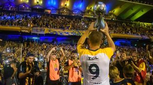 Marco Ruben muestra la Copa Argentina ganada por Central en 2018. Ahora enfrentará a Central Norte de Salta.