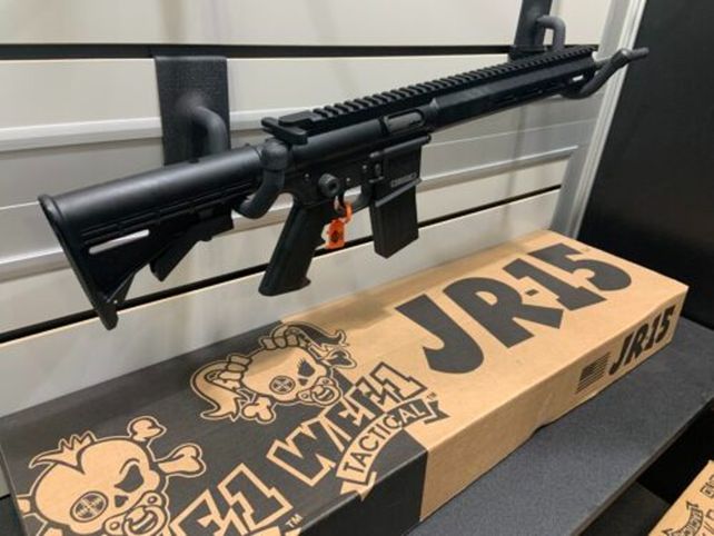 Un fabricante de armas estadounidense presentó un rifle semiautomático diseñado para familiarizar a los niños con el uso de armas.