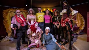 Felipe Haidar (tercero desde la izquierda), junto al elenco integrado por Jesica Biancotto, Carlos Chiappero, Carolina Hall, Agostina Prato, Nicolás Terzaghi y Juan Pablo Yévoli.
