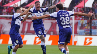 Jugadores de Gimnasia celebran el gol que les dio el triunfo ante Barracas y la clasificación a las semifinales del Clausura. Hoy no practicaron.