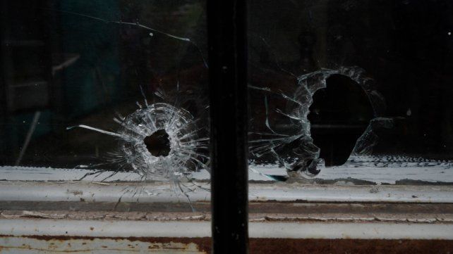 Perforada. Las marcas de las balas rompieron los vidrios de la ventana de la casa de Brenda.