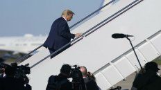 Trump sube al avión presidencial. Trump sube al avión presidencial.