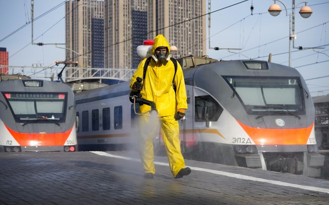 Un empleado del Centro Estatal Federal para Operaciones de Rescate de Riesgos Especiales de Rusia Situaciones de Emergencia desinfecta una plataforma de la estación de tren Savyolovsky en Moscú