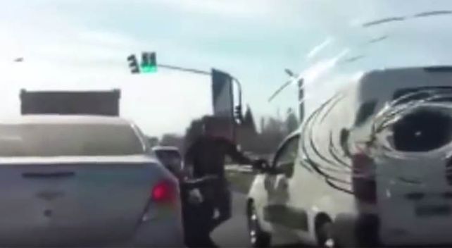 Como en Relatos Salvajes, un conductor se bajó del auto en plena ruta y se peleó con otro