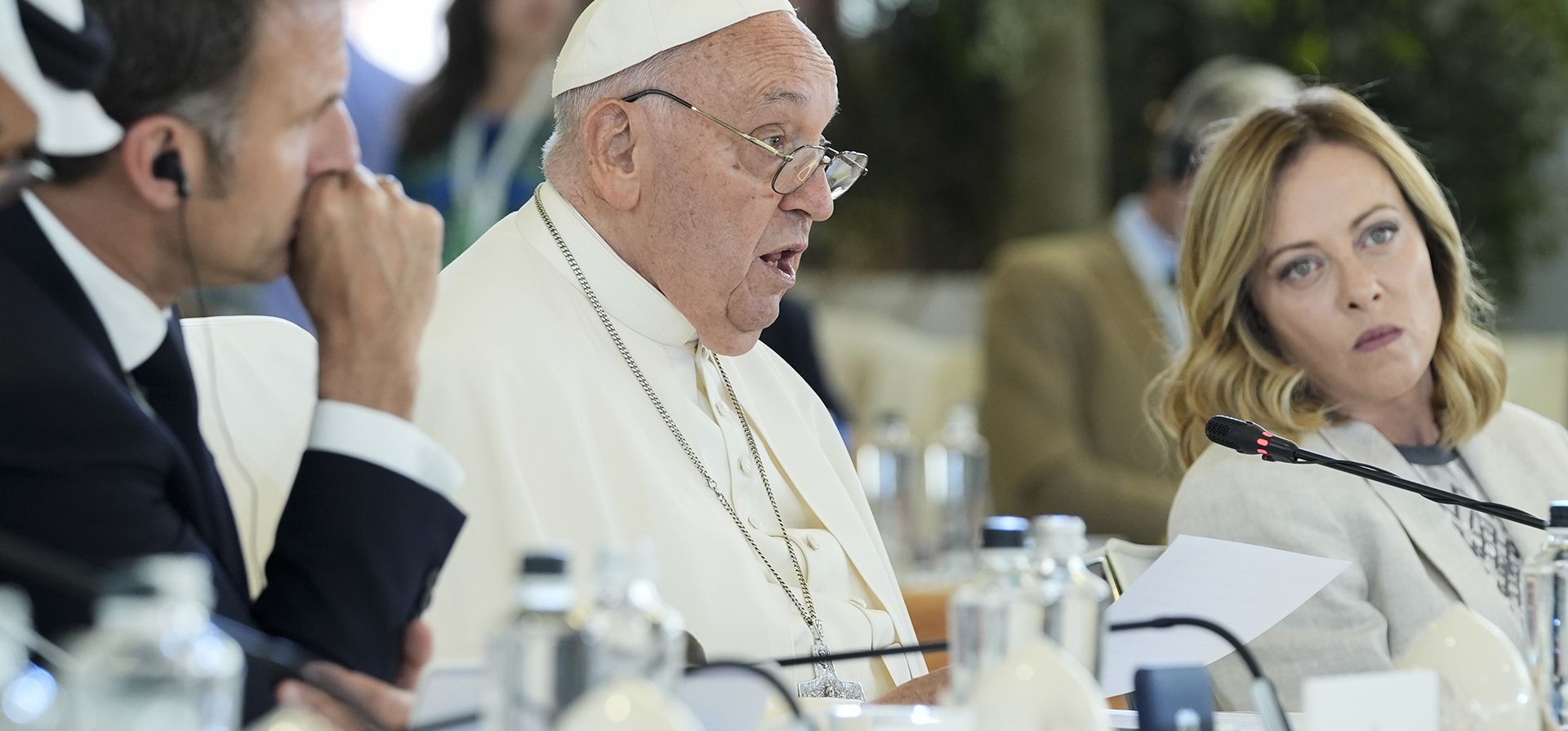 De izquierda a derecha, el presidente francés, Emmanuel Macron, el Papa Francisco y la primera ministra de Italia, Giorgia Meloni, escuchan al pontífice durante una sesión de trabajo sobre Inteligencia Artificial (IA), Energía, África-Mediterráneo, el Segundo día de la 50.ª cumbre del G7 en Borgo Egnazia, sur de Italia, el viernes 14 de junio de 2024. (Christopher Furlong/Pool Photo vía AP) De izquierda a derecha, el presidente francés, Emmanuel Macron, el Papa Francisco y la primera ministra de Italia, Giorgia Meloni, escuchan al pontífice durante una sesión de trabajo sobre Inteligencia Artificial (IA), Energía, África-Mediterráneo, el Segundo día de la 50.ª cumbre del G7 en Borgo Egnazia, sur de Italia, el viernes 14 de junio de 2024. (Christopher Furlong/Pool Photo vía AP)