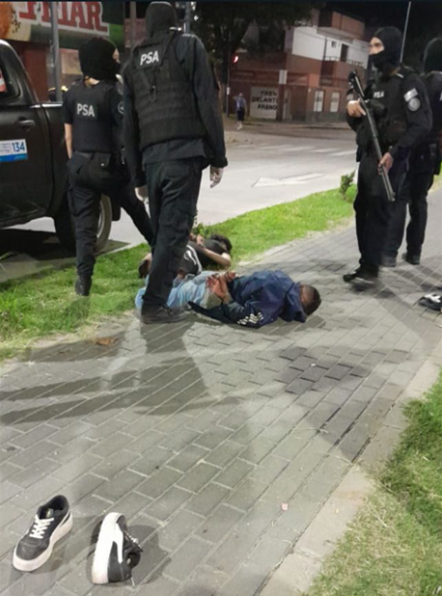 Evadieron un control policial y cayeron de la moto: los detuvieron con un arma y municiones