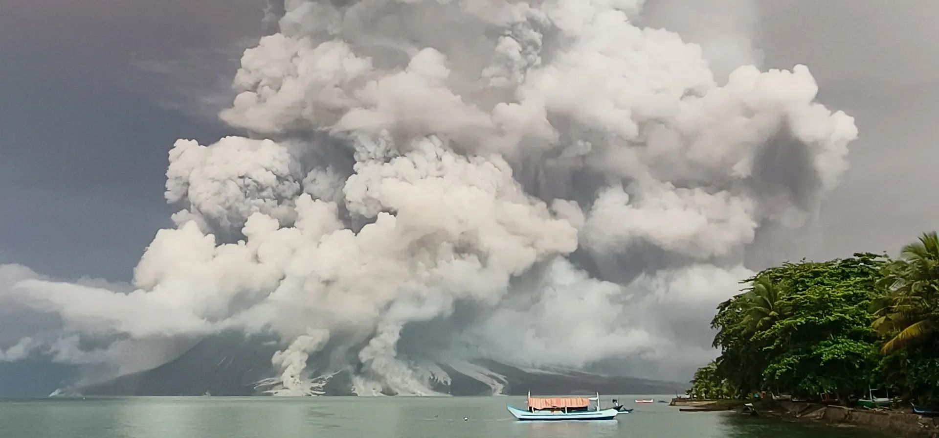 Erupción del volcán Monte Ruang desde la isla Tagulandang en Sitaro, Célebes Septentrional, Indonesia. Fotografía: AFP/Getty Images Erupción del volcán Monte Ruang desde la isla Tagulandang en Sitaro, Célebes Septentrional, Indonesia. Fotografía: AFP/Getty Images