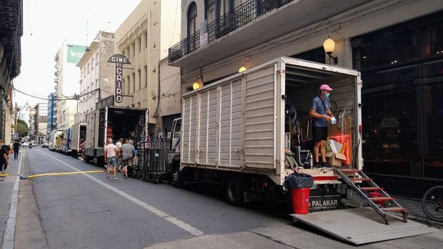 Santa Fe entre Sarmiento y Mitre. Los equipos técnicos se preparan para la filmación en el Palacio Fuentes.