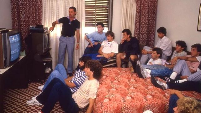 En acción. Bilardo dando indicaciones tácticas antes de un partido en México 86.