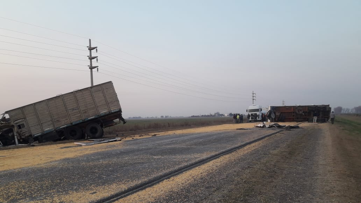 Espectacular choque y vuelco de camiones en la ruta A012 en Roldán