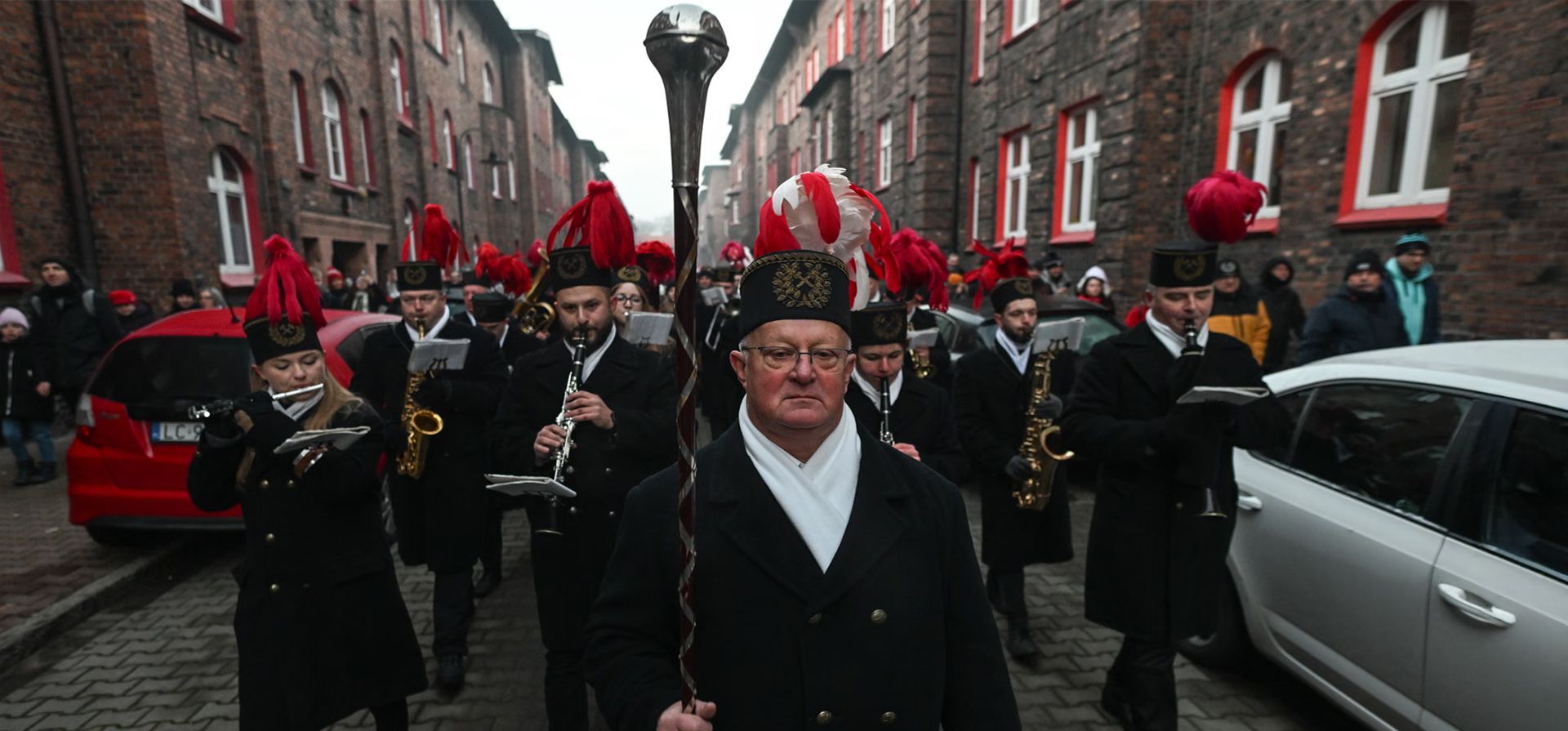 Miembros de la orquesta minera KWK Wieczorek marchan por las calles del histórico distrito de Nikiszowiec antes del amanecer del Día de Santa Bárbara, despertando a los residentes antes de la tradicional misa matutina, Katowice, Polonia. Fotografía: Anadolu/Getty Images Miembros de la orquesta minera KWK Wieczorek marchan por las calles del histórico distrito de Nikiszowiec antes del amanecer del Día de Santa Bárbara, despertando a los residentes antes de la tradicional misa matutina, Katowice, Polonia. Fotografía: Anadolu/Getty Images