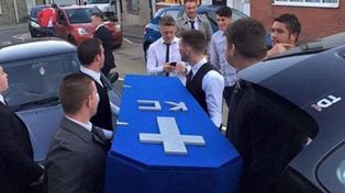 Organizaron un falso funeral para un amigo que murió por elegir estar con su novia