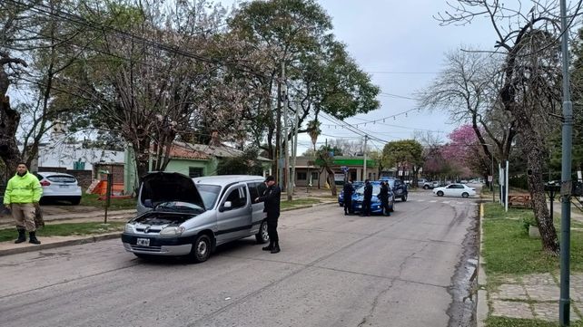 Los delincuentes detenidos se movilizaban en un utilitario e intentaron robar en el centro de Funes.