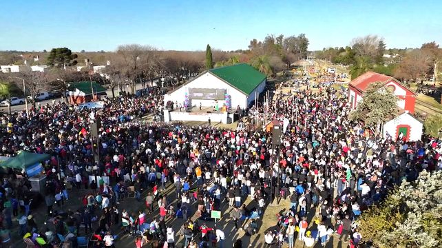 Según las autoridades municipales el multitudinario festejo del Día de las Infancias congregó a casi 20 mil personas en el Paseo de la Estación de Roldán.