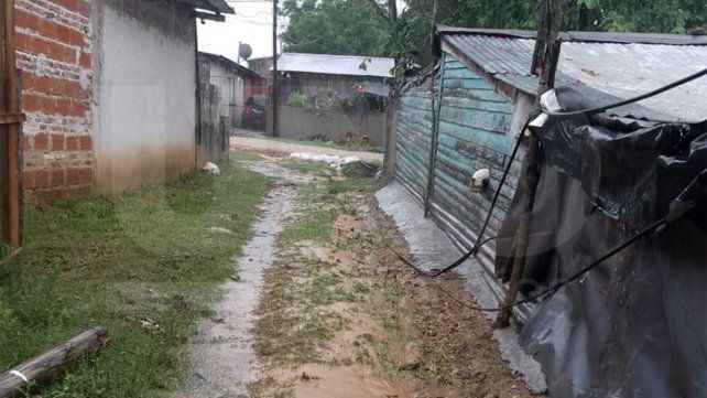 Las lluvias generaron inconvenientes en distintos puntos de la provincia. En Concordia se desbordó el arroyo Los Ceibos en el barrio Villa Adela