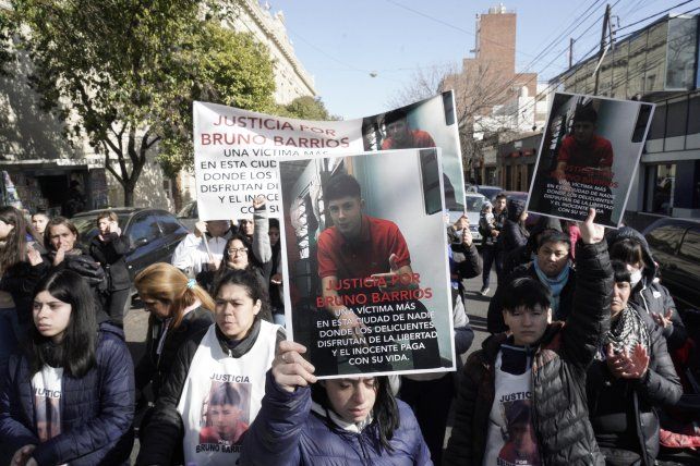 Una marcha de familiares y amigos de Bruno Barrios que reclamaron por el caso frente al Centro de Justicia Penal.