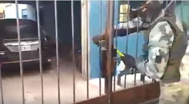 Impactante video del allanamiento en el que hirieron a dos policías