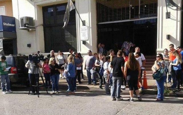 marcha. Los padres de las alumnas protestaron por las calles de Luján.