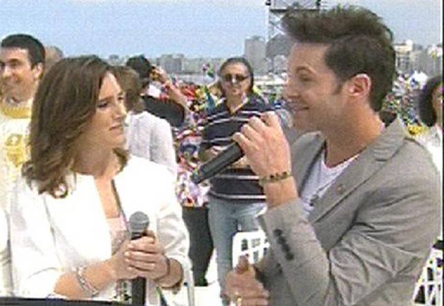 Axel y la Sole de Arequito interpretaron la canción “Nadie te ama como yo” para Francisco. (Imagen de TV)