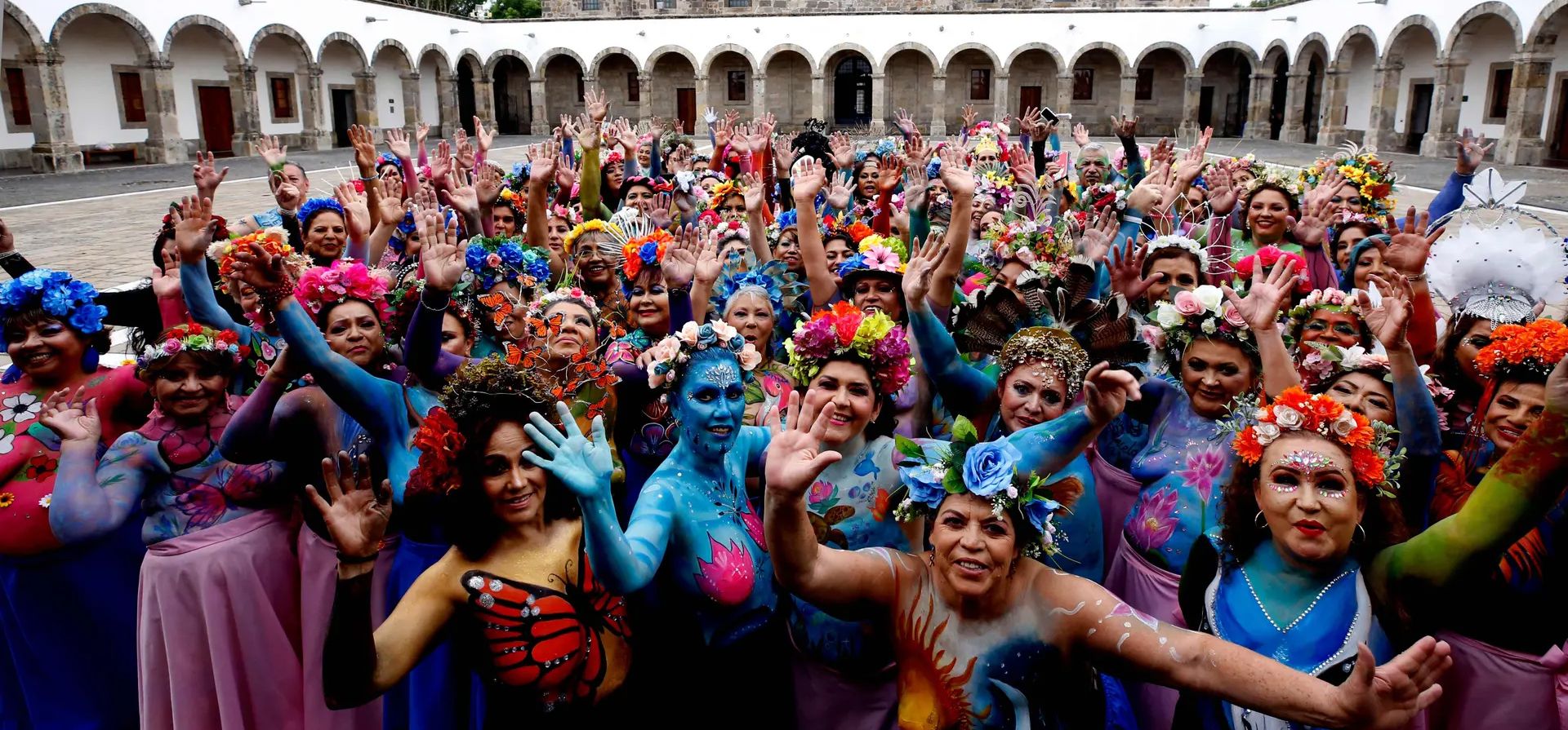 Sobrevivientes de cáncer de mama posan para una foto durante la séptima edición del proyecto Pincelada por la Vida, en el Instituto Cultural Cabañas, Guadalajara, México. El proyecto altruista involucra a más de 100 sobrevivientes que tienen como objetivo hacer que la enfermedad sea visible para el mundo. Fotografía: Ulises Ruiz/AFP/Getty Images Sobrevivientes de cáncer de mama posan para una foto durante la séptima edición del proyecto Pincelada por la Vida, en el Instituto Cultural Cabañas, Guadalajara, México. El proyecto altruista involucra a más de 100 sobrevivientes que tienen como objetivo hacer que la enfermedad sea visible para el mundo. Fotografía: Ulises Ruiz/AFP/Getty Images