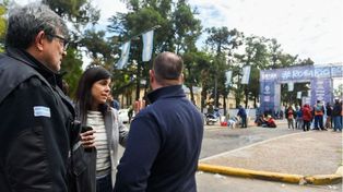 La secretaria de Control Carolina Labayru desactivó la protesta de vendedores ambulantes en el predio de la ex Rural.