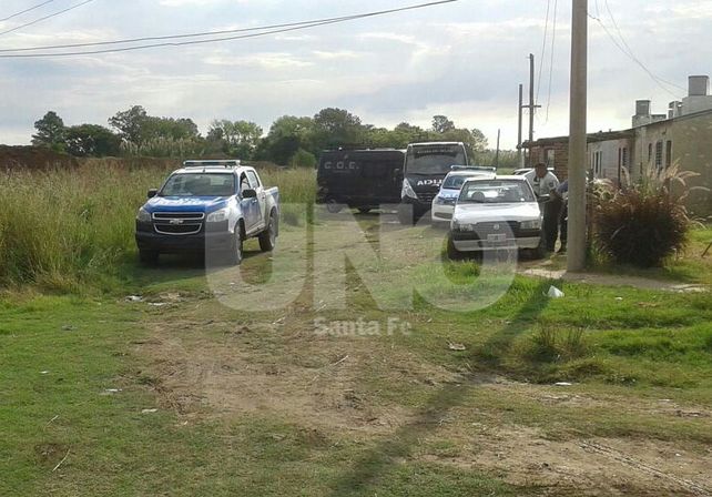 Diario UNO Santa Fe / Lugar del homicidio de Manuel Bourgenaro de 30 años en el barrio Las Delicias