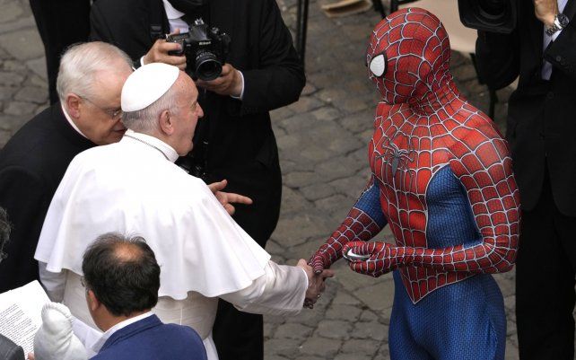 Un hombre vestido como Spider Man saluda al Papa Francisco al final de su audiencia general semanal con un número limitado de fieles en el patio de San Damaso en el Vaticano.
