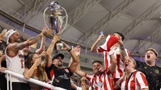Estudiantes fue campeón del Clausura y Verón levantó la copa desde la tribuna junto a los hinchas.