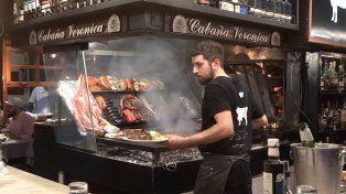Parrillada. En el Mercado del Puerto el turismo internacional está siempre, el argentino mermó.