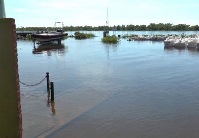En el puerto. La bajante permite que se trabaje en el alteo de las defensas para evitar problemas futuros. Gentileza/Radio Amanecer